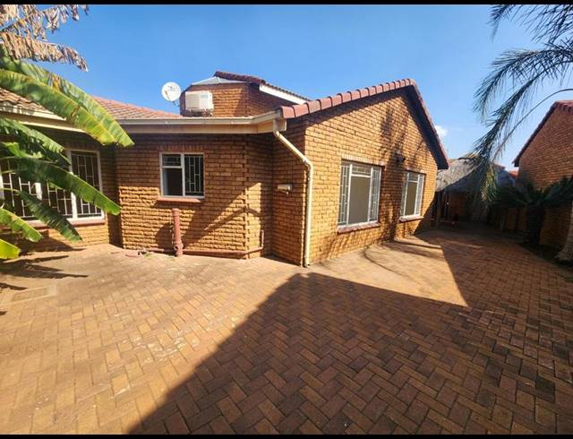 3 BEDROOM HOUSE FOR SALE IN DIE HOEWES